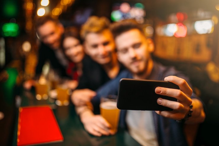 Antarmuka aplikasi mobile wtobet menampilkan beranda dengan permainan dan pasar taruhan yang tersedia